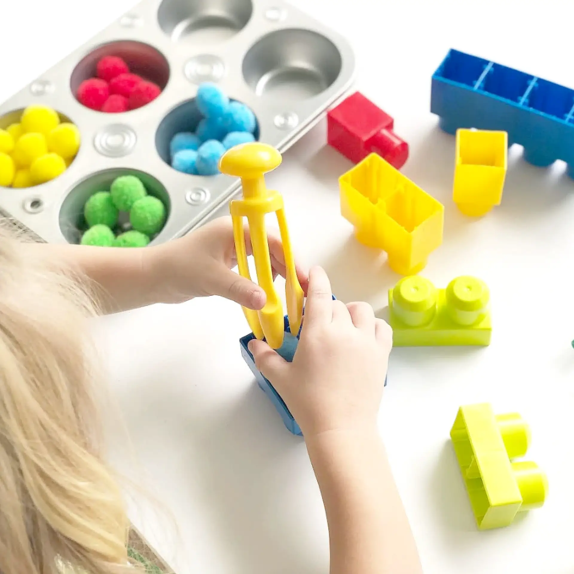 מלקחיים לאחיזת טריפוד (Tri-Grip Tongs)